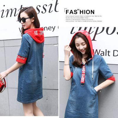 ĐẦM JEAN KIỂU PHỐI NÓN ĐỎ DÁNG SUÔNG IN CHỮ - J33